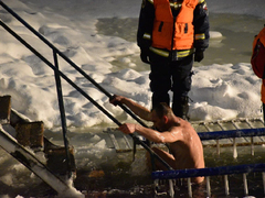 Крещение Господне: саратовцы искупались в ледяной воде (фоторепортаж)