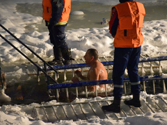 Крещение Господне: саратовцы искупались в ледяной воде (фоторепортаж)