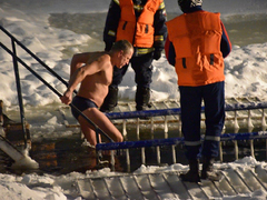 Крещение Господне: саратовцы искупались в ледяной воде (фоторепортаж)