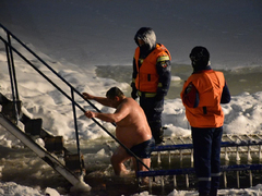 Крещение Господне: саратовцы искупались в ледяной воде (фоторепортаж)