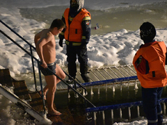 Крещение Господне: саратовцы искупались в ледяной воде (фоторепортаж)