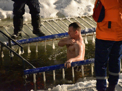 Крещение Господне: саратовцы искупались в ледяной воде (фоторепортаж)