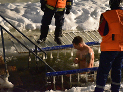 Крещение Господне: саратовцы искупались в ледяной воде (фоторепортаж)