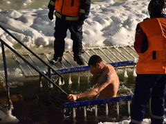 Крещение Господне: саратовцы искупались в ледяной воде (фоторепортаж)