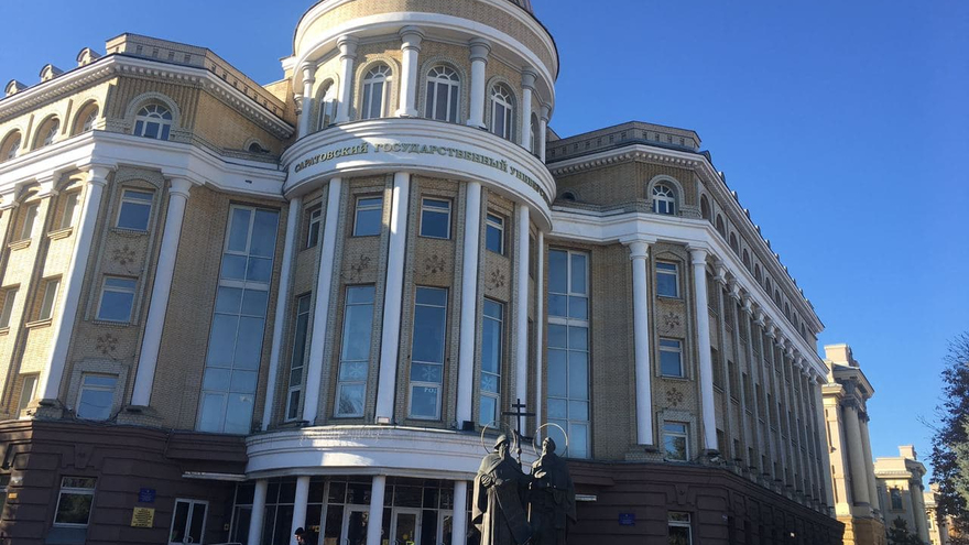 Высшее образование в Саратовской области в 2021 году: студентов стало больше, обучение подешевело, но превышает 100 тысяч рублей в год
