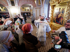 Это неправильно: саратовский митрополит Игнатий осудил прихожан, которые не стали причащаться