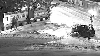 В Саратовской области неизвестный избил фотографию работника культуры на Доске почета (видео)