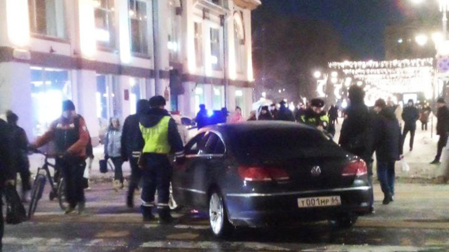 В центре Саратова на пешеходной зоне водитель сбил полицейского