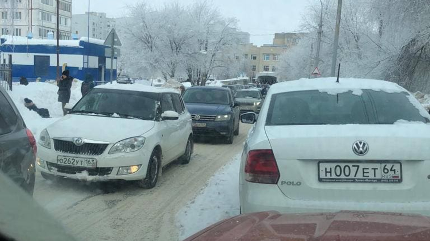 В случае ЧП эвакуация школ может обернуться трагедией: читатель пожаловалась на снежный коллапс в Юбилейном