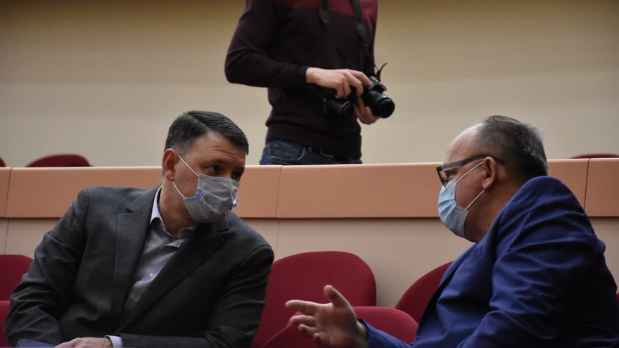Не надо кислое с пресным путать и все это на уши навешивать: в областной думе объяснили, зачем антикоронавирусной горячей линии 10 миллионов рублей