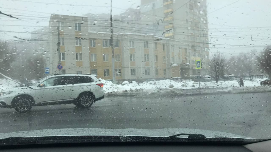 Озеро ада: саратовцы пожаловались на затопленную дорогу рядом с прокуратурой Заводского района