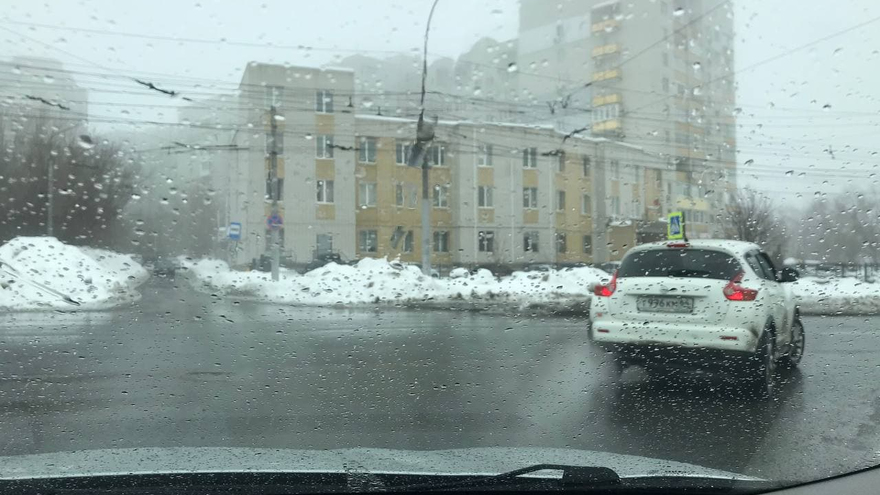 Озеро ада: саратовцы пожаловались на затопленную дорогу рядом с прокуратурой Заводского района