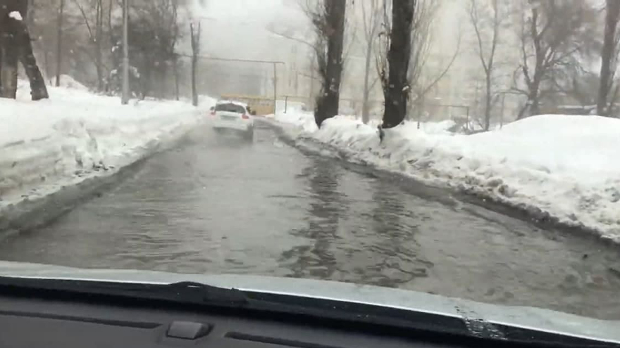 Озеро ада: саратовцы пожаловались на затопленную дорогу рядом с прокуратурой Заводского района