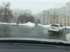 Озеро ада: саратовцы пожаловались на затопленную дорогу рядом с прокуратурой Заводского района
