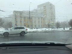 Озеро ада: саратовцы пожаловались на затопленную дорогу рядом с прокуратурой Заводского района