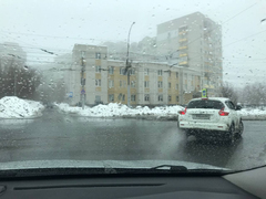 Озеро ада: саратовцы пожаловались на затопленную дорогу рядом с прокуратурой Заводского района