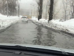 Озеро ада: саратовцы пожаловались на затопленную дорогу рядом с прокуратурой Заводского района