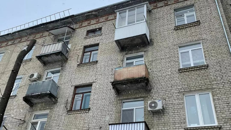 В Саратове снежная лавина расплющила иномарку