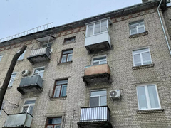 В Саратове снежная лавина расплющила иномарку