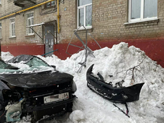 В Саратове снежная лавина расплющила иномарку