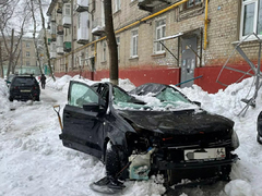 В Саратове снежная лавина расплющила иномарку