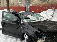 В Саратове снежная лавина расплющила иномарку