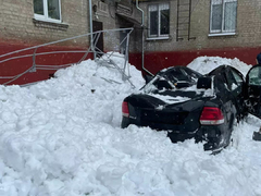 В Саратове снежная лавина расплющила иномарку