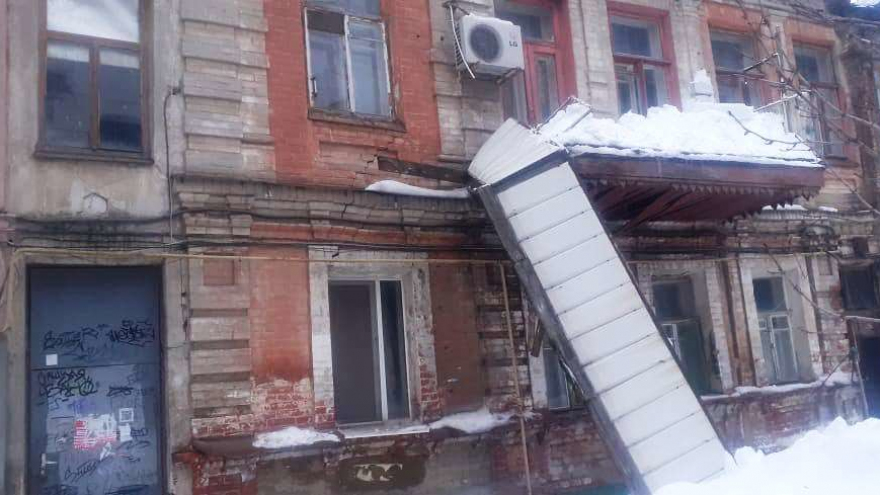 Хорошо, что никого не убило: в центре Саратова ограждение балкона обрушилось на тротуар