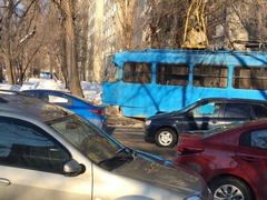 В Саратове сошедший с рельсов трамвай на час лишил горожан двух популярных маршрутов