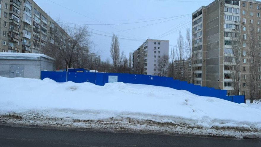 Депутат Андрей Воробьев о доме быта возле памятника Защитникам саратовского неба: стройка заморожена, мэрия планирует изъять земельный участок