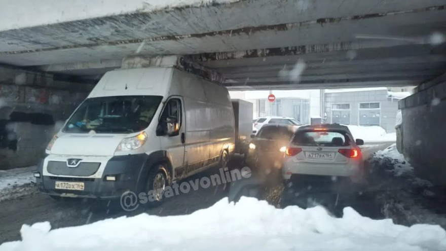 Очевидцы: под мостом глупости застрял фургон