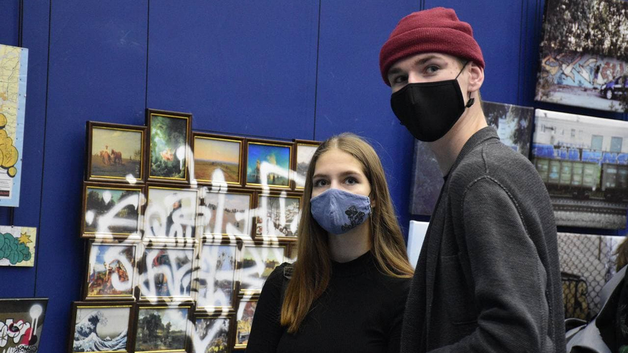 С особым духом свободы: в Саратове открылась выставка анонимных художников