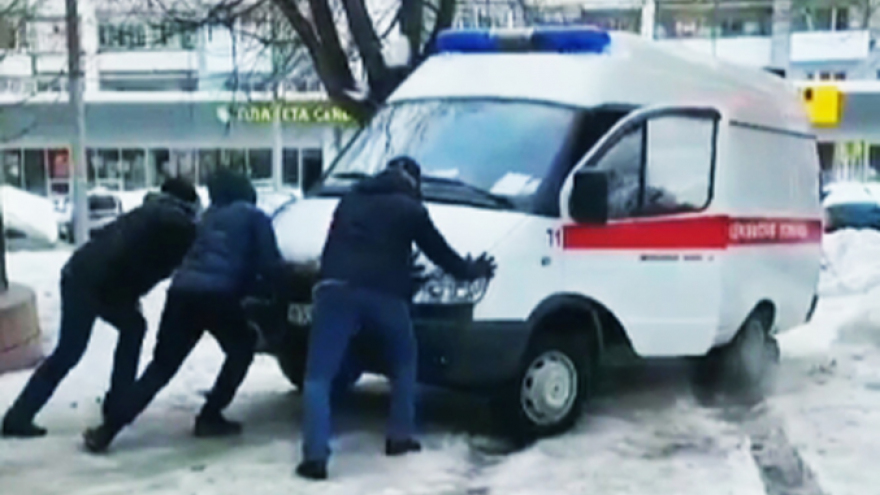 В Саратове прохожие вытолкнули скорую из ледяной колеи