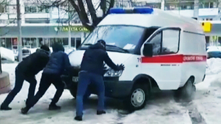 В Саратове прохожие вытолкнули скорую из ледяной колеи