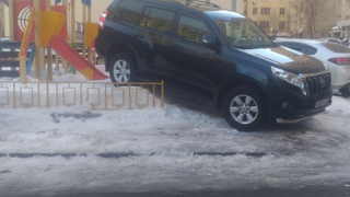 В Саратове автохам загнал внедорожник на детскую площадку: полицейские ищут нарушителя