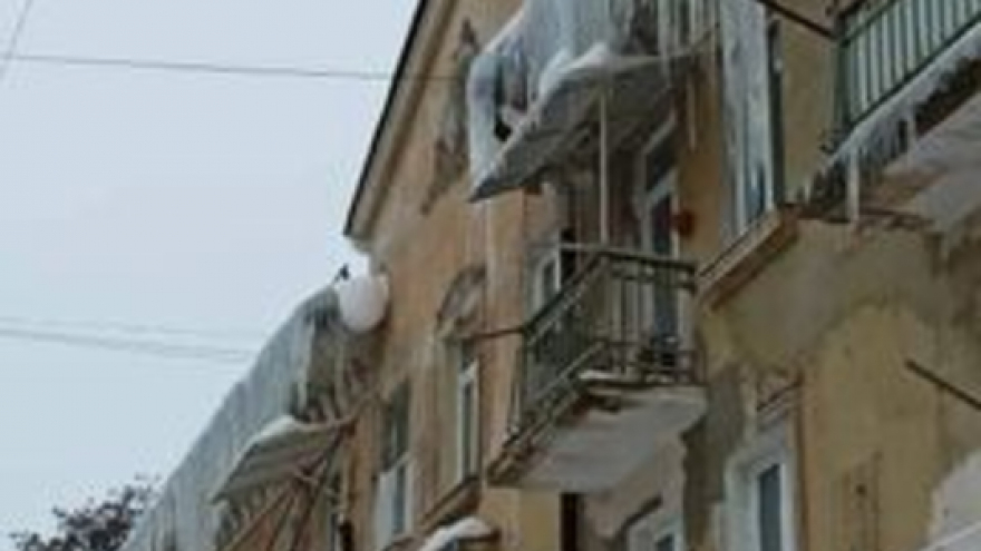 Кто попадет под раздачу: в Ленинском районе пожаловались на опасные сосульки и бездействие власти