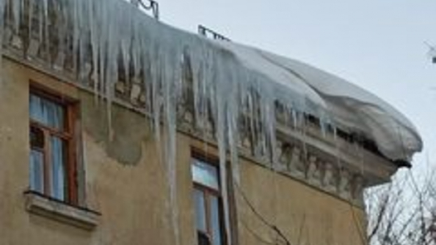 Кто попадет под раздачу: в Ленинском районе пожаловались на опасные сосульки и бездействие власти