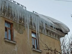 Кто попадет под раздачу: в Ленинском районе пожаловались на опасные сосульки и бездействие власти