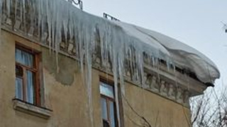 Кто попадет под раздачу: в Ленинском районе пожаловались на опасные сосульки и бездействие власти