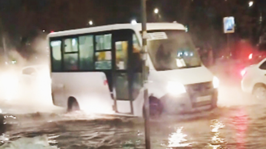 В центре Саратова несколько улиц затопило горячей водой: лопнула подземная труба
