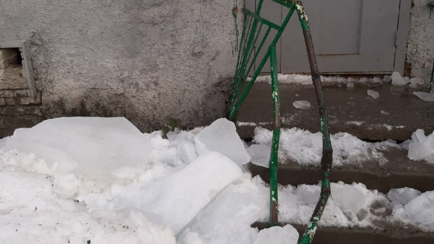 В Саратове женщина с коляской чудом не попала под рухнувшие с пятиэтажки глыбы льда