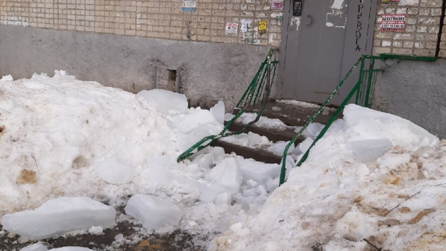 В Саратове женщина с коляской чудом не попала под рухнувшие с пятиэтажки глыбы льда