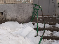 В Саратове женщина с коляской чудом не попала под рухнувшие с пятиэтажки глыбы льда