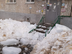В Саратове женщина с коляской чудом не попала под рухнувшие с пятиэтажки глыбы льда