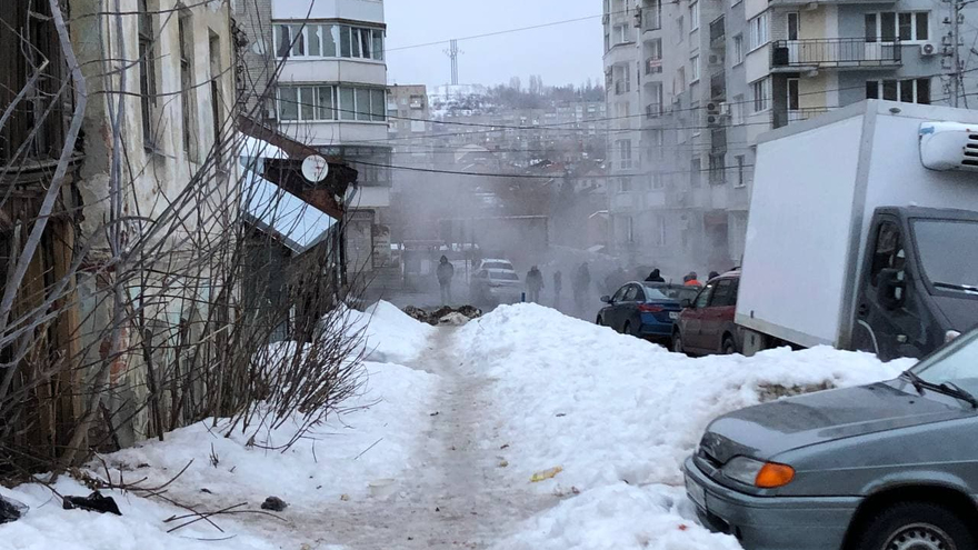 В центре Саратова иномарка провалилась в яму с кипятком 
