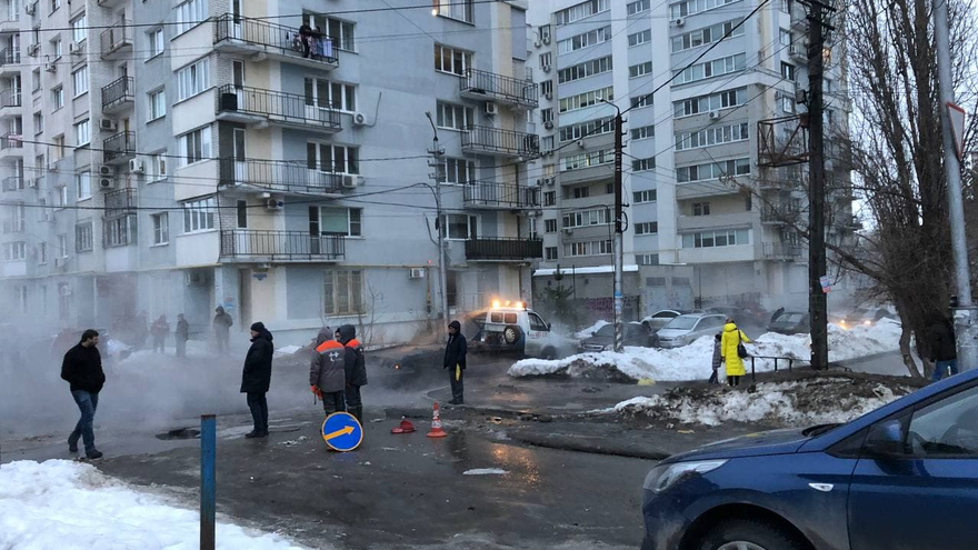 В центре Саратова иномарка провалилась в яму с кипятком 
