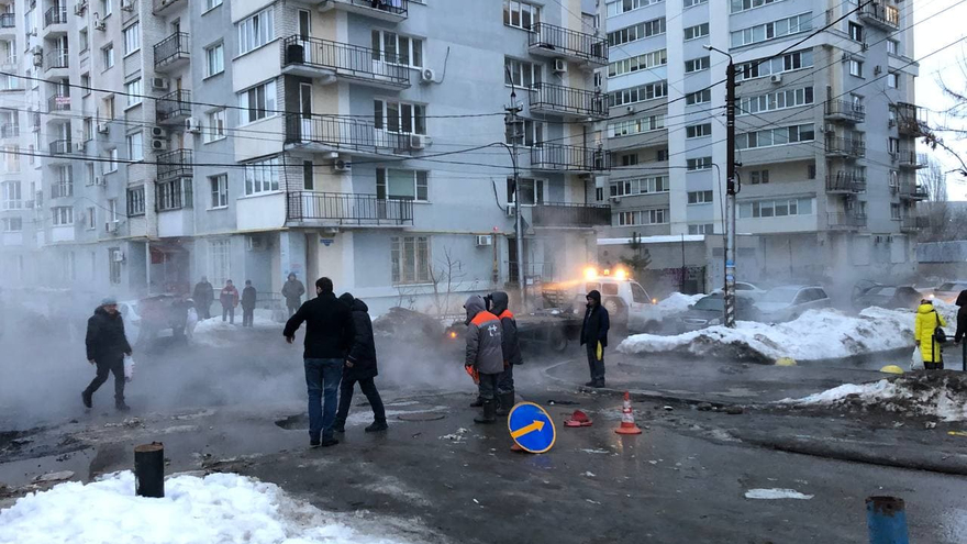 В центре Саратова иномарка провалилась в яму с кипятком 