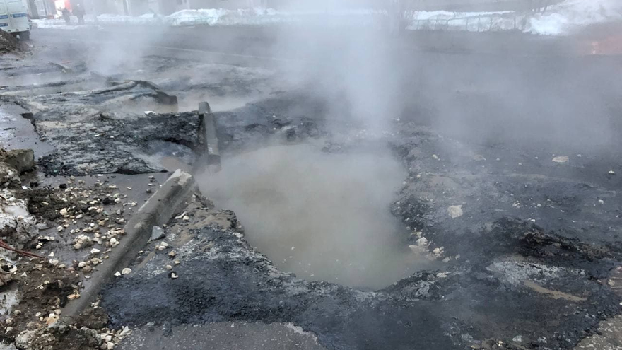 В центре Саратова иномарка провалилась в яму с кипятком 