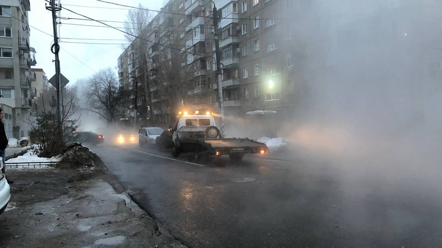 В центре Саратова иномарка провалилась в яму с кипятком 