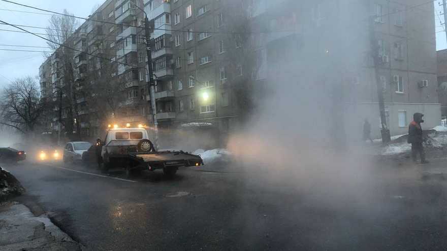 В центре Саратова иномарка провалилась в яму с кипятком 
